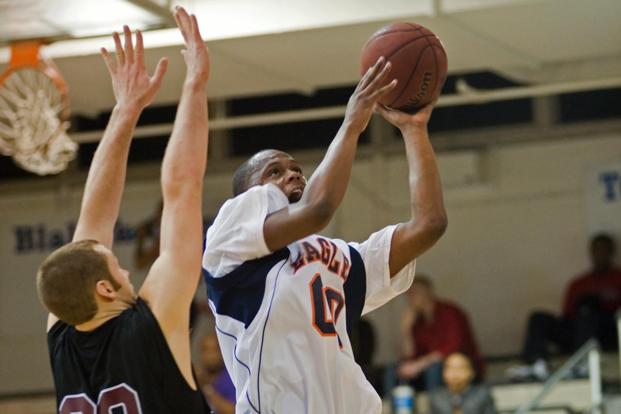Eagles Slip Past Lenoir-Rhyne, 66-61