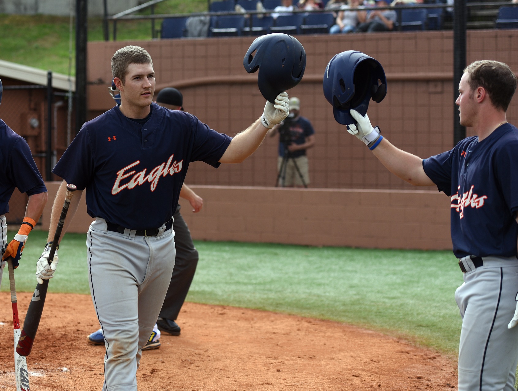 Late rallies see C-N hold off L-R 11-8