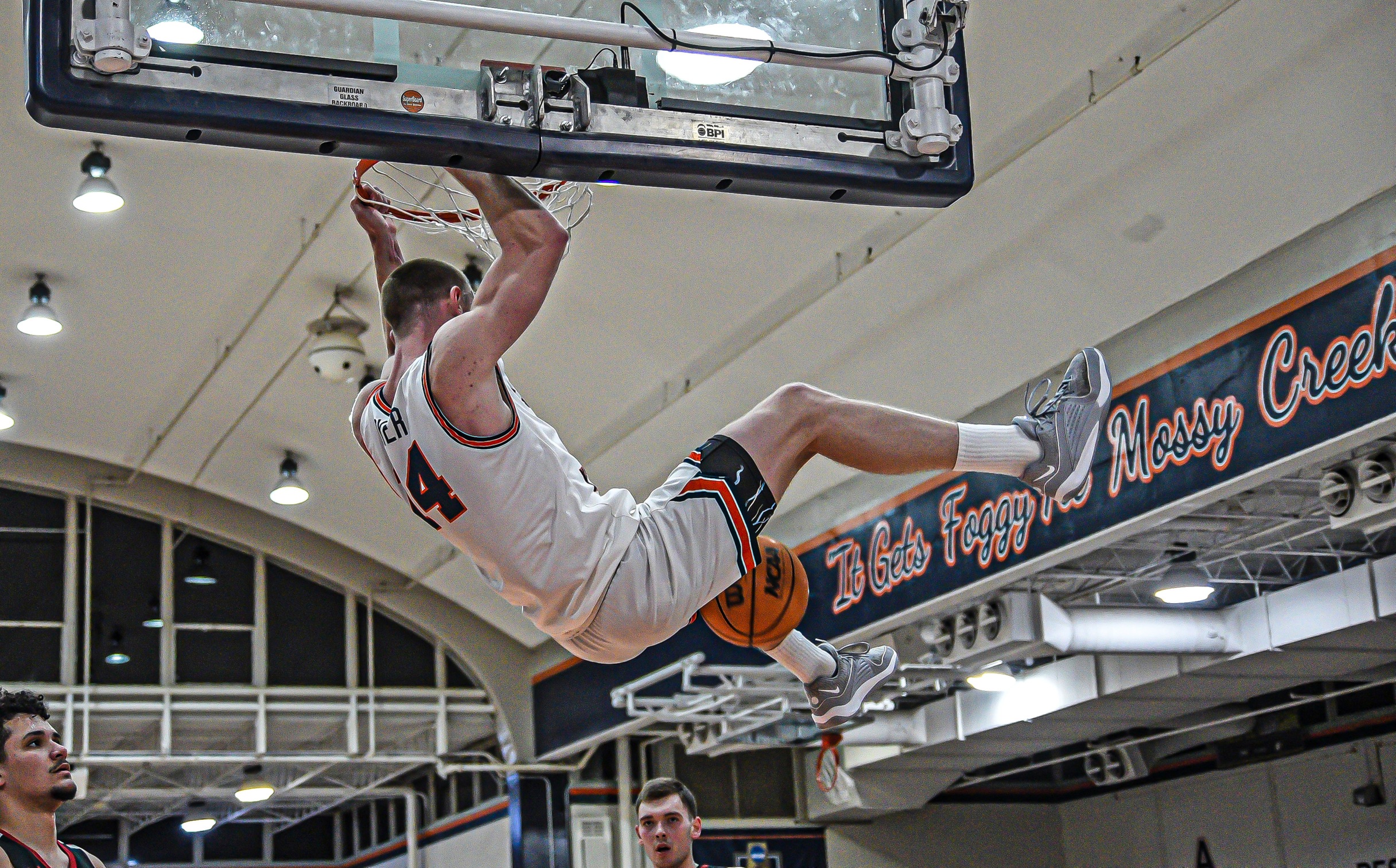 C-N singes nets, wallops Wise 109-72