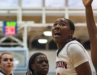 Lady Eagles Fall to Bulldogs 70-66