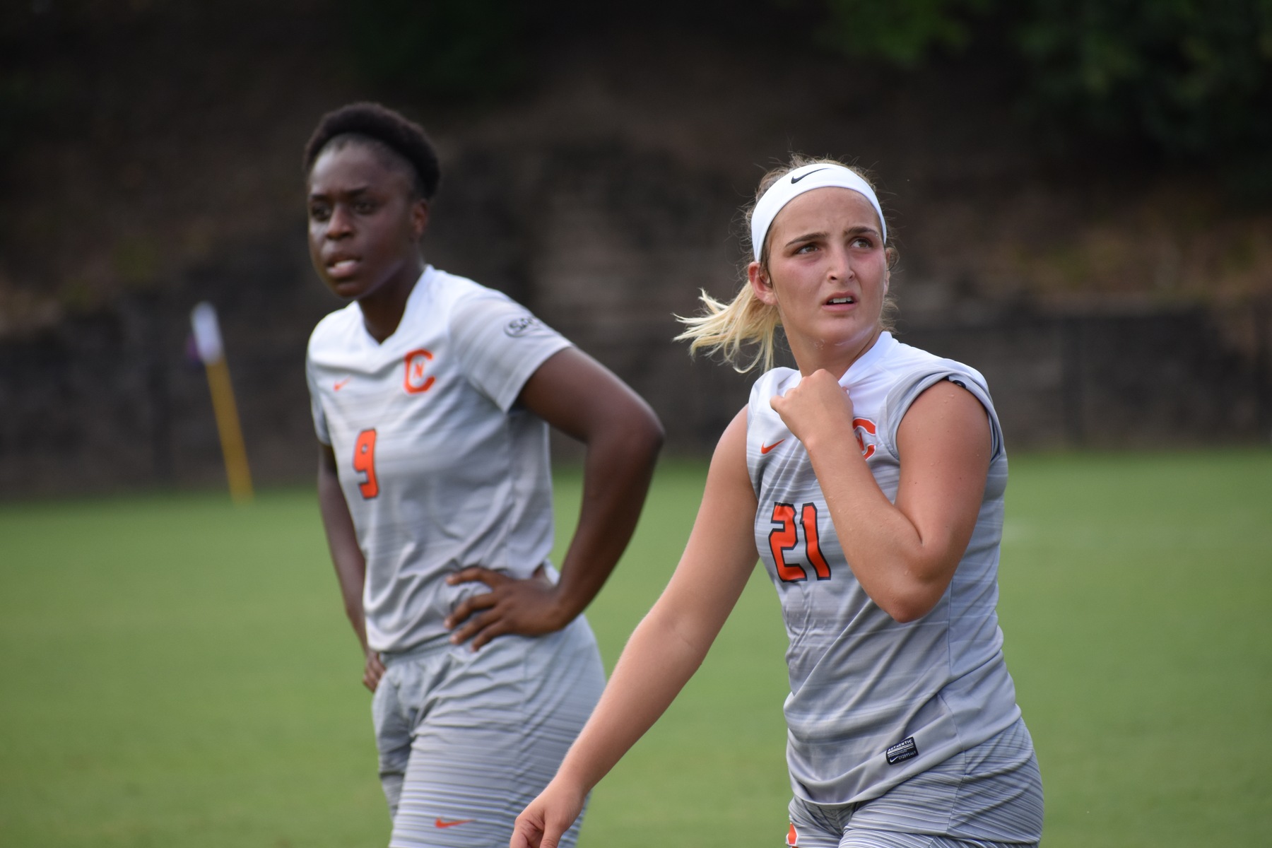 Late battle from No. 2 Eagles falls short in Columbus