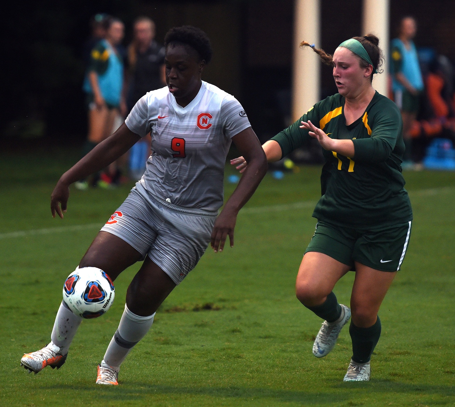Burns, Mosengo catapult Eagles past Bears in conference opener