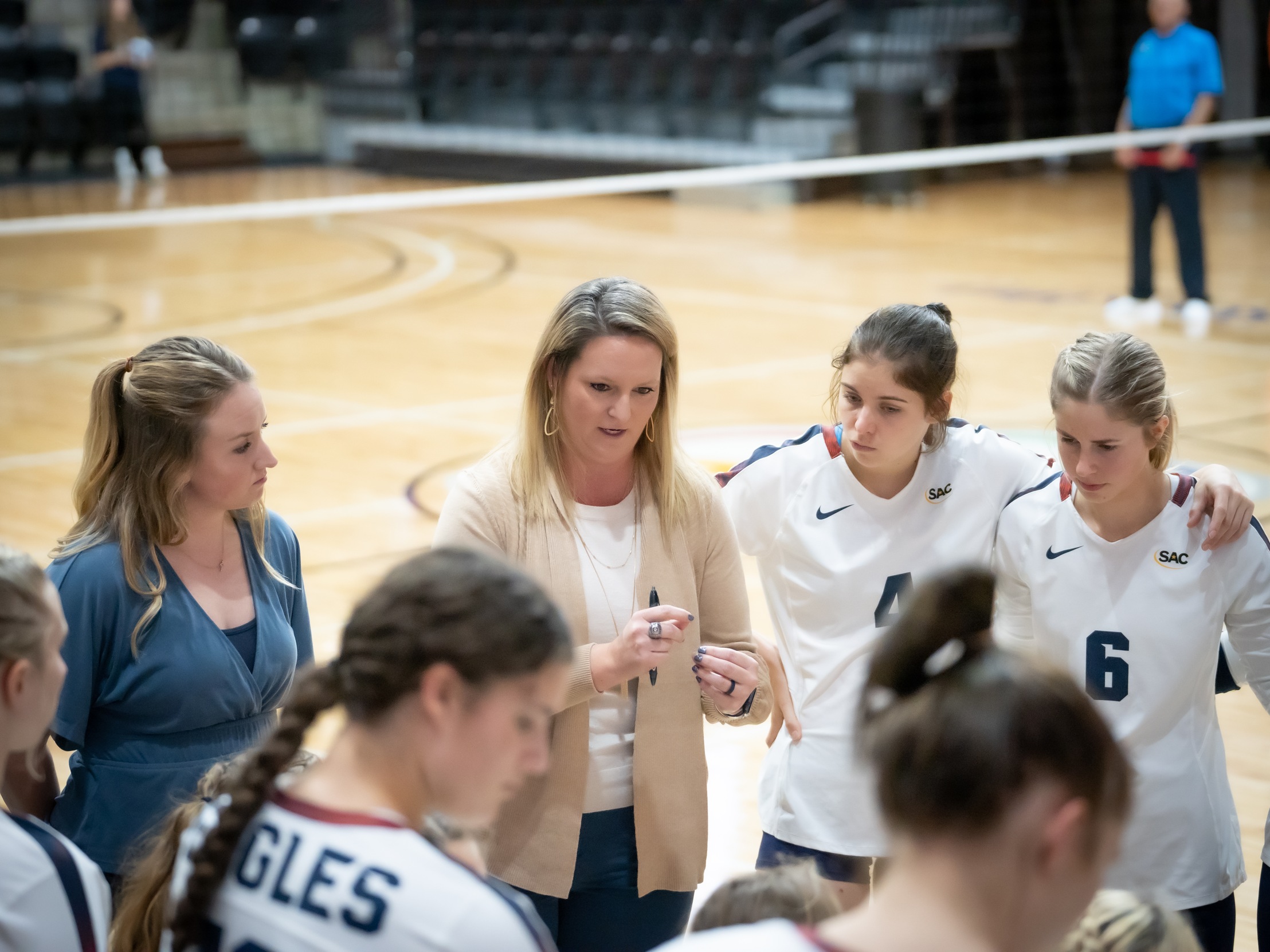 Volleyball splits day 1 in Nashville